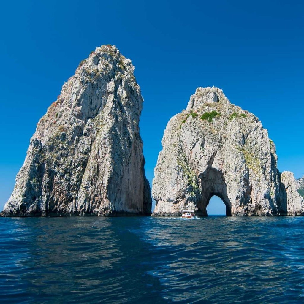 Faraglioni di Capri visti dal mare, con cielo azzurro